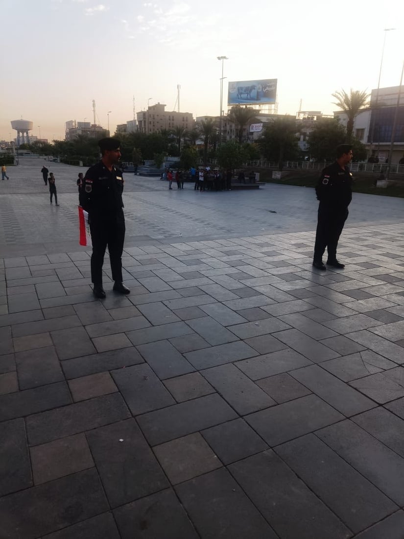 صور: بدء توافد المتظاهرين إلى ساحة التحرير والشرطة بالأعلام العراقية فقط