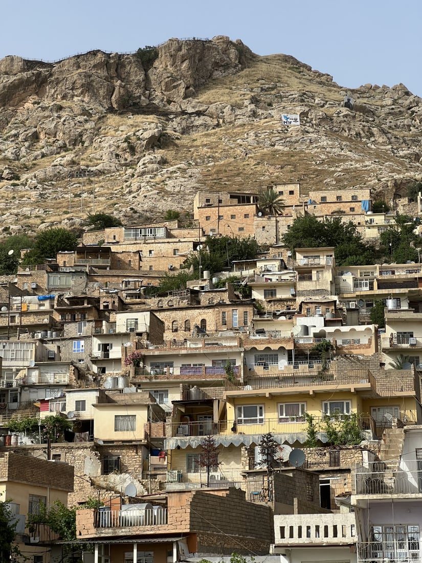 صخرية ومعرضة للانهيار.. لقطات ساحرة من عقرة لبيوت عمرها 1700 عام