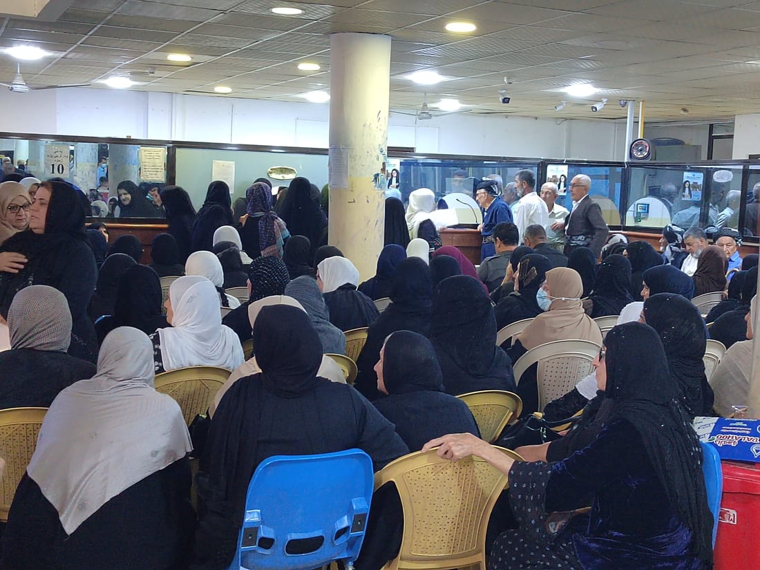ازدحام في مصارف كردستان مع بدء صرف الوجبة الأولى من رواتب شهر أيار