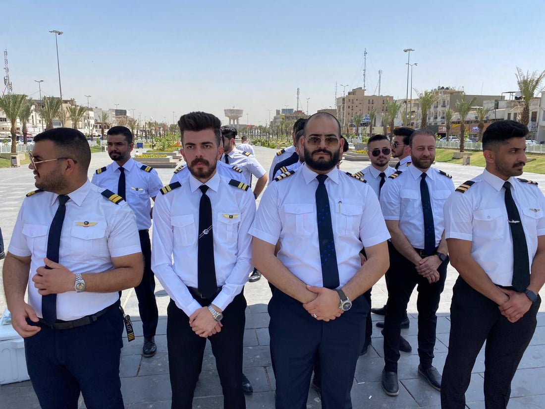 صور: تظاهرة بالقمصان البيضاء في ساحة التحرير.. طيارون دون وظائف منذ 5 سنوات