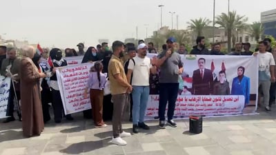 طالبوا بمساواتهم مع ضحايا صدام وشهداء الحشد.. ذوو ضحايا الإرهاب يتظاهرون في التحرير