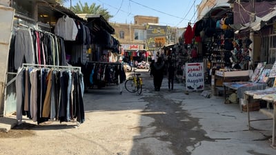 “الزناكين” أكثر من الفقراء في بالات بعقوبة بحثاً عن “الغرابة”