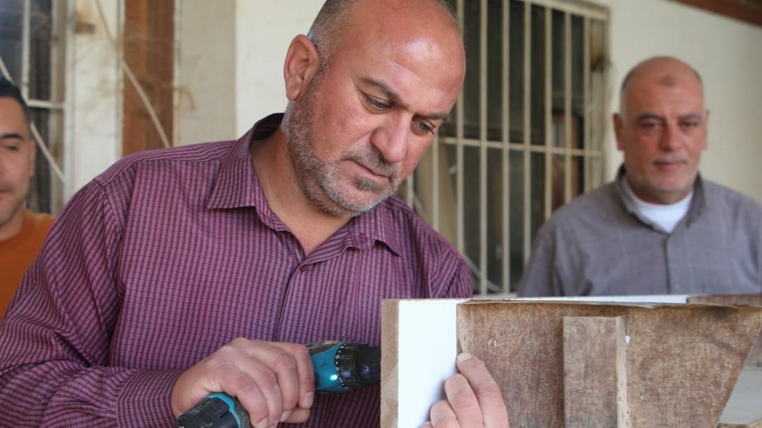 يعملون بصمت.. مدرسو صناعة هيت يقتربون من إصلاح 1500 مقعد دراسي