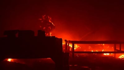 صور من حريق الزعفرانية الآن: النيران التهمت معملاً للفلين داخل شركة الهلال