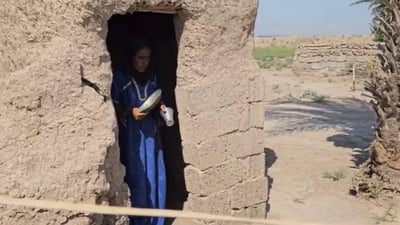 صور: العمل تخصص 3 رواتب لعائلة تسكن بيت طيني في واسط