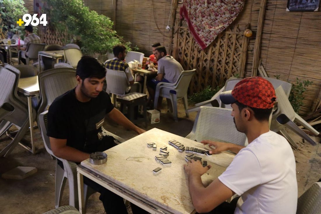 ماذا نفعل قبل الشتاء.. صاحب مقهى الريف في الحرية يشرك زبائنه في حوار ديمقراطي!