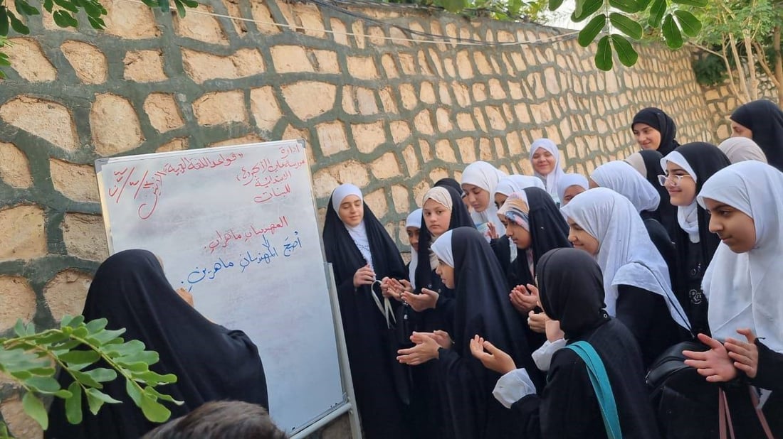 صور مؤثرة: معلمة تراجع لطالبات السادس على باب قاعة الامتحان حتى آخر لحظة