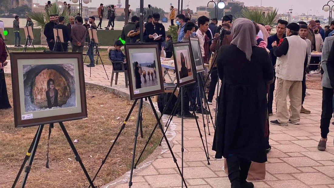 صور: الكاميرات تجذب فتيات ميسان.. تنافس مع الرجال لتوثيق حياة الشارع