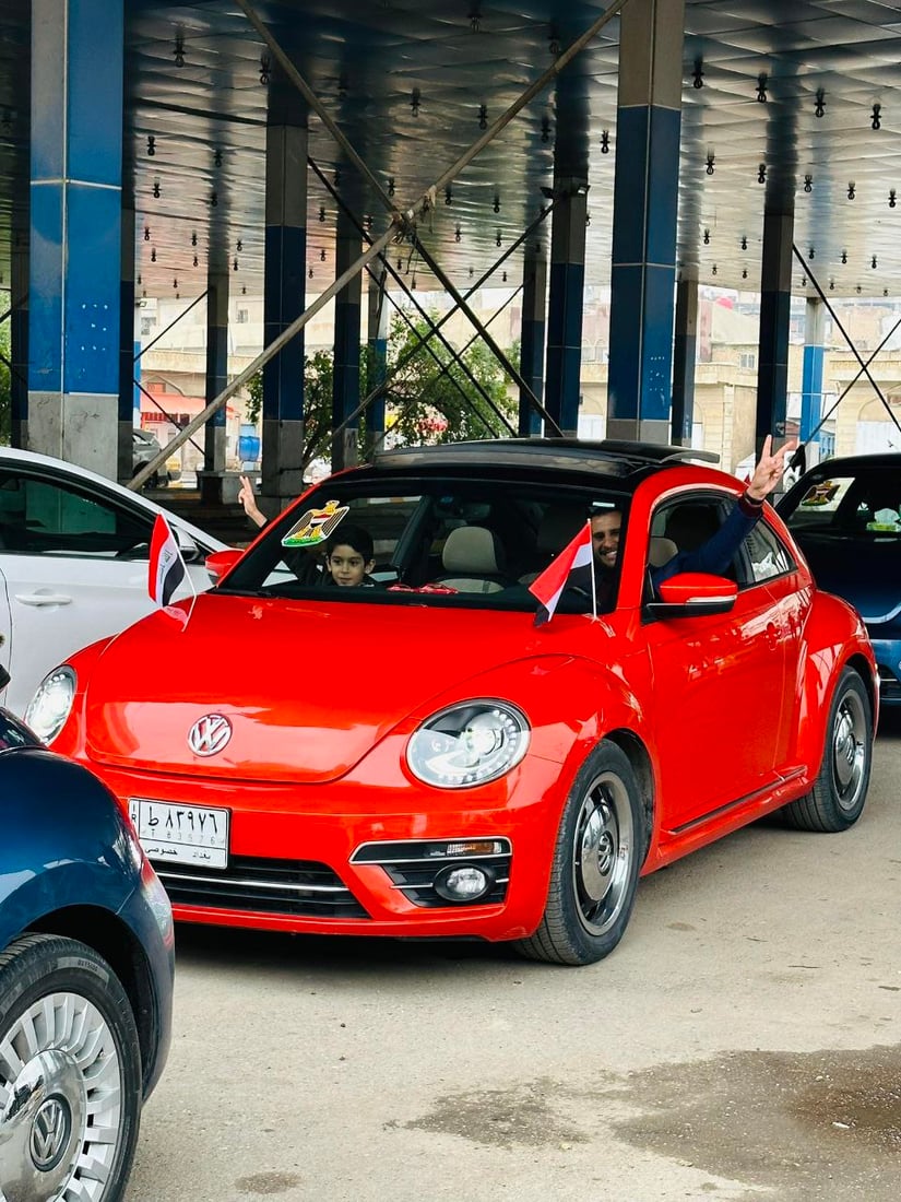 العراقيات يعشقن سيارة الرايخ الألماني.. معتز يجمع ملاك “الرگة” في گروب فيسبوك (صور)