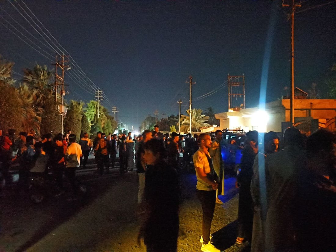 صور: أهالي غماس يحاصرون دائرة الكهرباء.. تظاهرة غاضبة احتجاجاً على الانقطاعات