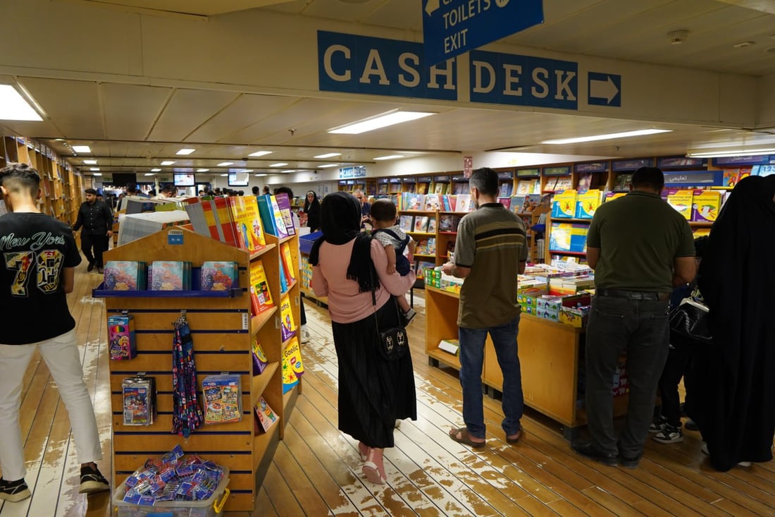 طوابير البصريين تصطف أمام “لوغاس هوب”.. معرض الكتاب يرسو في شط العرب (فيديو)