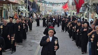 شعيرة “كندي كلو” حفظها السادة الخلخالي.. مسير بطيء بوقار مع الشموع بين أزقة الكوفة