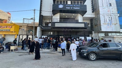 ماذا حدث اليوم في مصارف بغداد؟ زبائن الدولار لن يصبروا أكثر.. سيغلقون حساباتهم