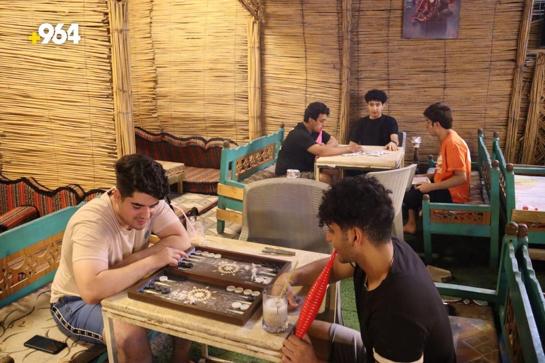 ماذا نفعل قبل الشتاء.. صاحب مقهى الريف في الحرية يشرك زبائنه في حوار ديمقراطي!