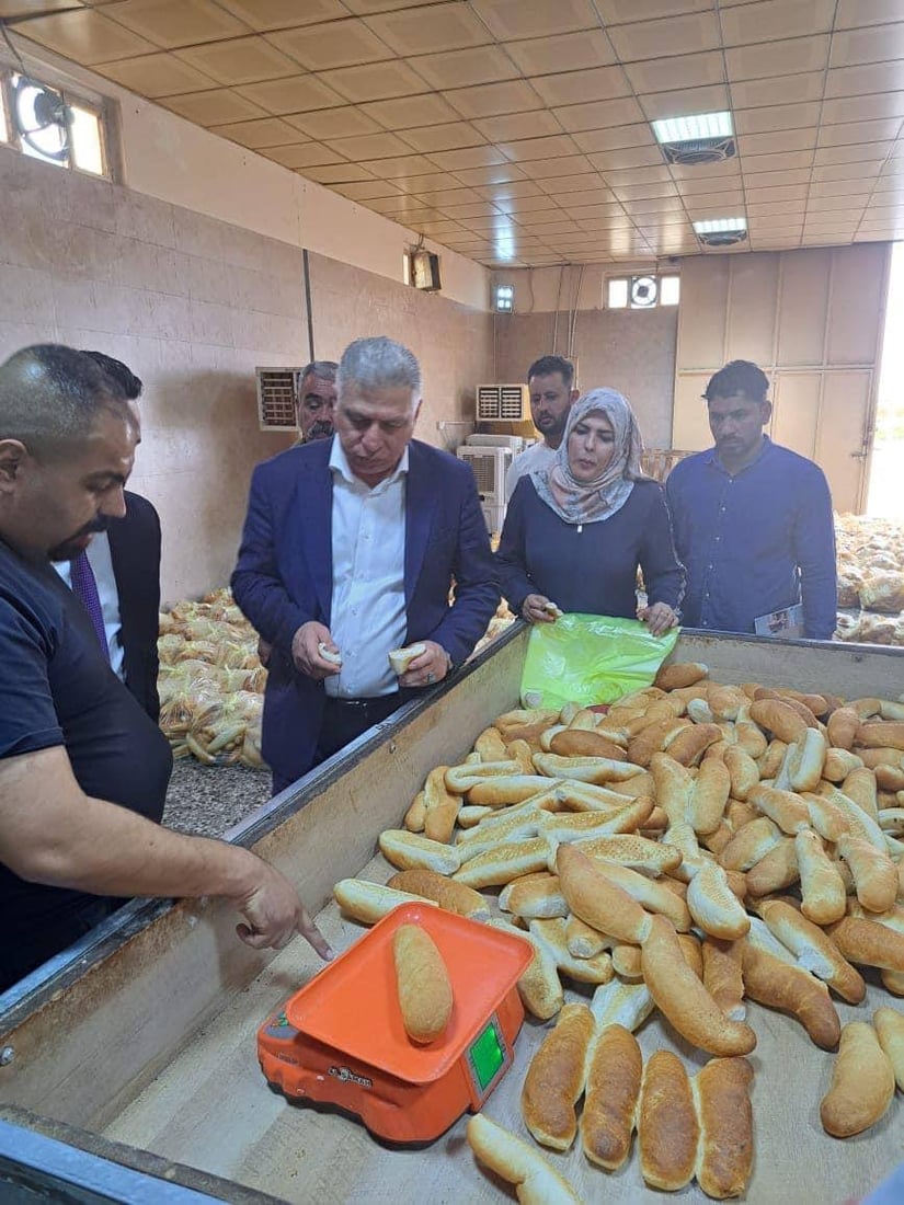 صور: أرشد الصالحي مع نائبتين يتحققون من وزن الصمونة في سجن بغداد المركزي