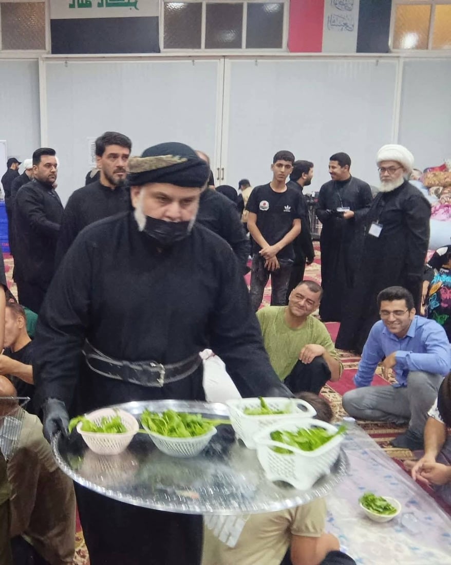 فيديو: الصدر يوزع الرياحين على زوار الحنانة هذه الليلة