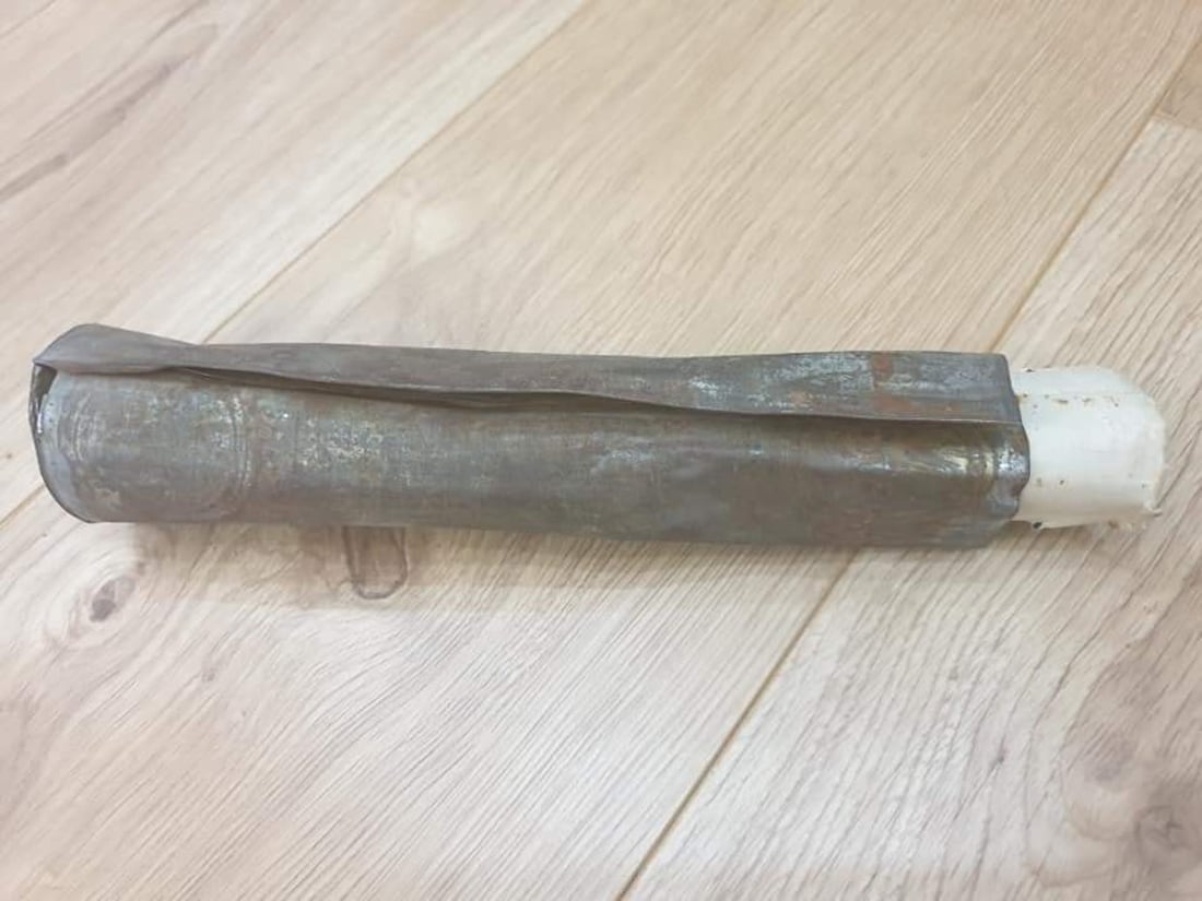 یەكێك لە تاپۆ رەشەكان كە پێچراوە لە دارێك