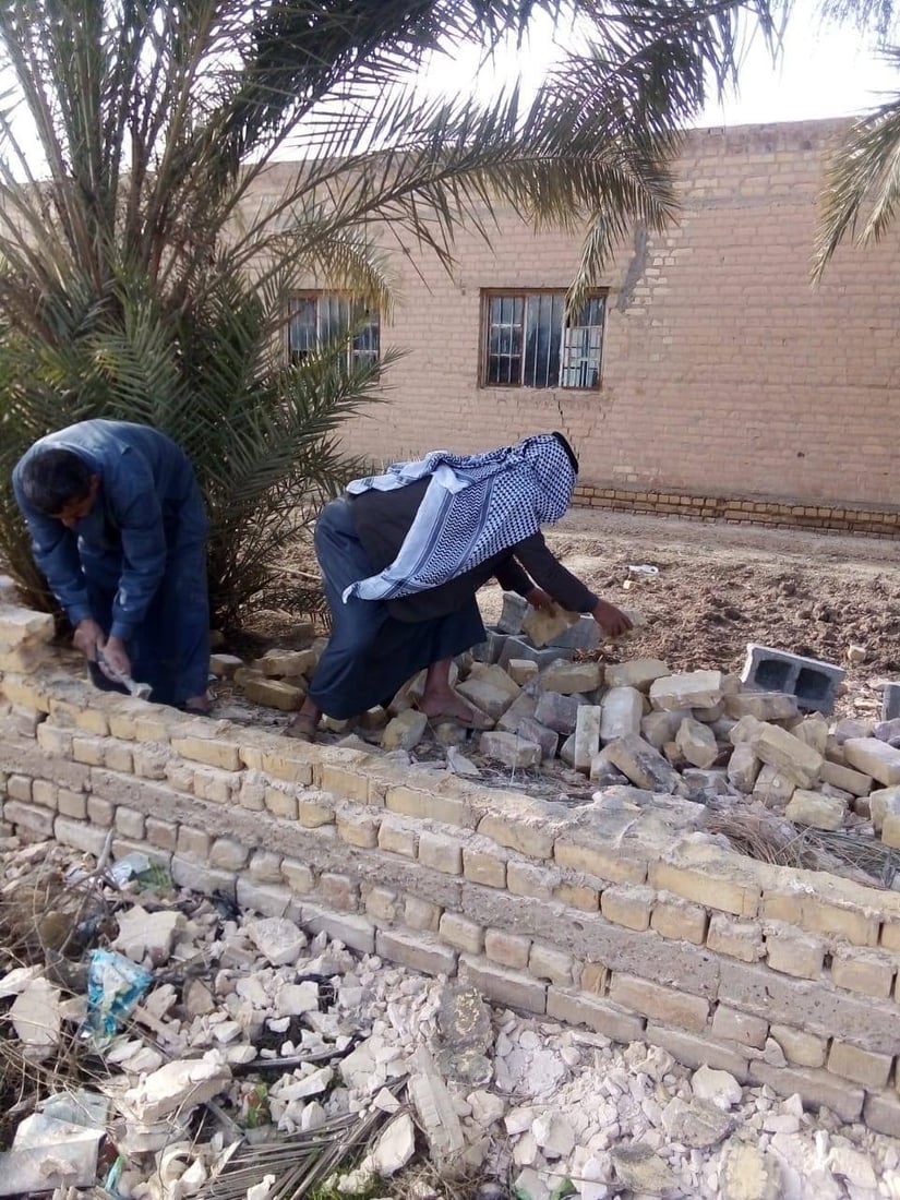 مدير و4 حراس يعيدون بناء جدار مدرسة “أجنادين” في قضاء الشامية