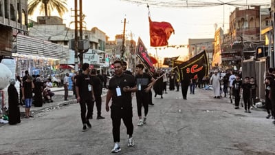 بروفة للعاشر من محرم.. استعراض مبهر للمواكب الحسينية في شارع المطبگ (فيديو)