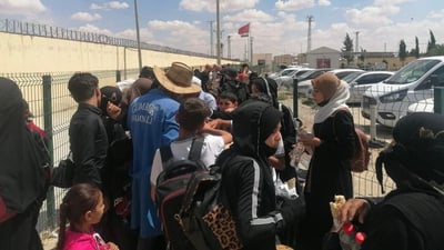 صور: عودة نحو 100 نازح من المناطق الحدودية مع تركيا وسوريا