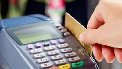 “بۆ دەرهێنانى کارتی زانیاری پێویستە هەڵگری کارتی بانکی بن”