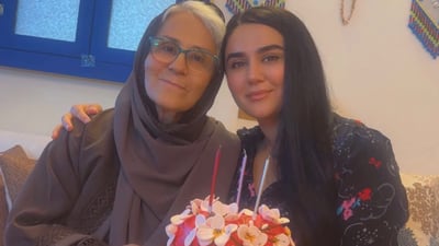 “دایکم تەندروستی خراپە و گرێ لە سەریدایە”