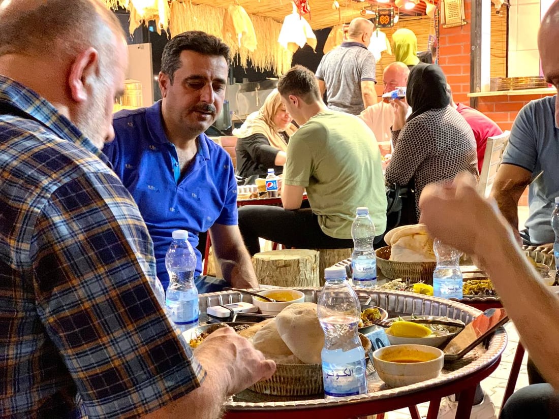 مطعم “بسطة” في حي الجامعة يقدم “كباب طاوة” ويسقيك اللبن من “الحِب” 24 ساعة