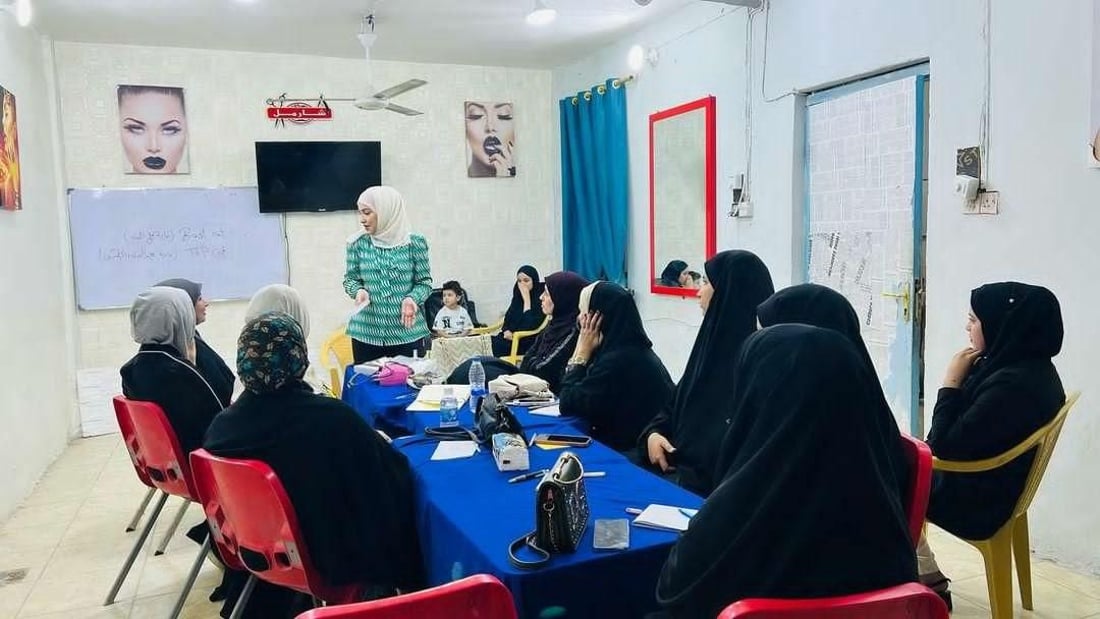 صور: فتيات يتعلمن “فن المكياج” برخصة نقابة الحلاقين.. أظافر لا تنكسر في السماوة