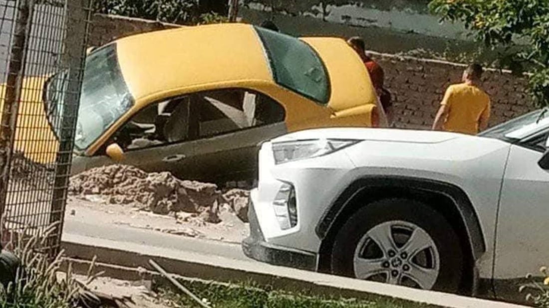 صور: حفرة على طريق كوفة – نجف تبتلع “اوبترا” صفراء