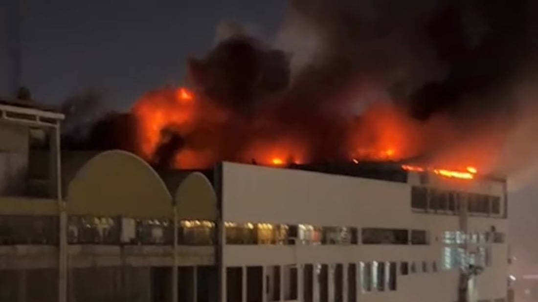 مشاهد من حريق شنشل مول في البصرة الآن