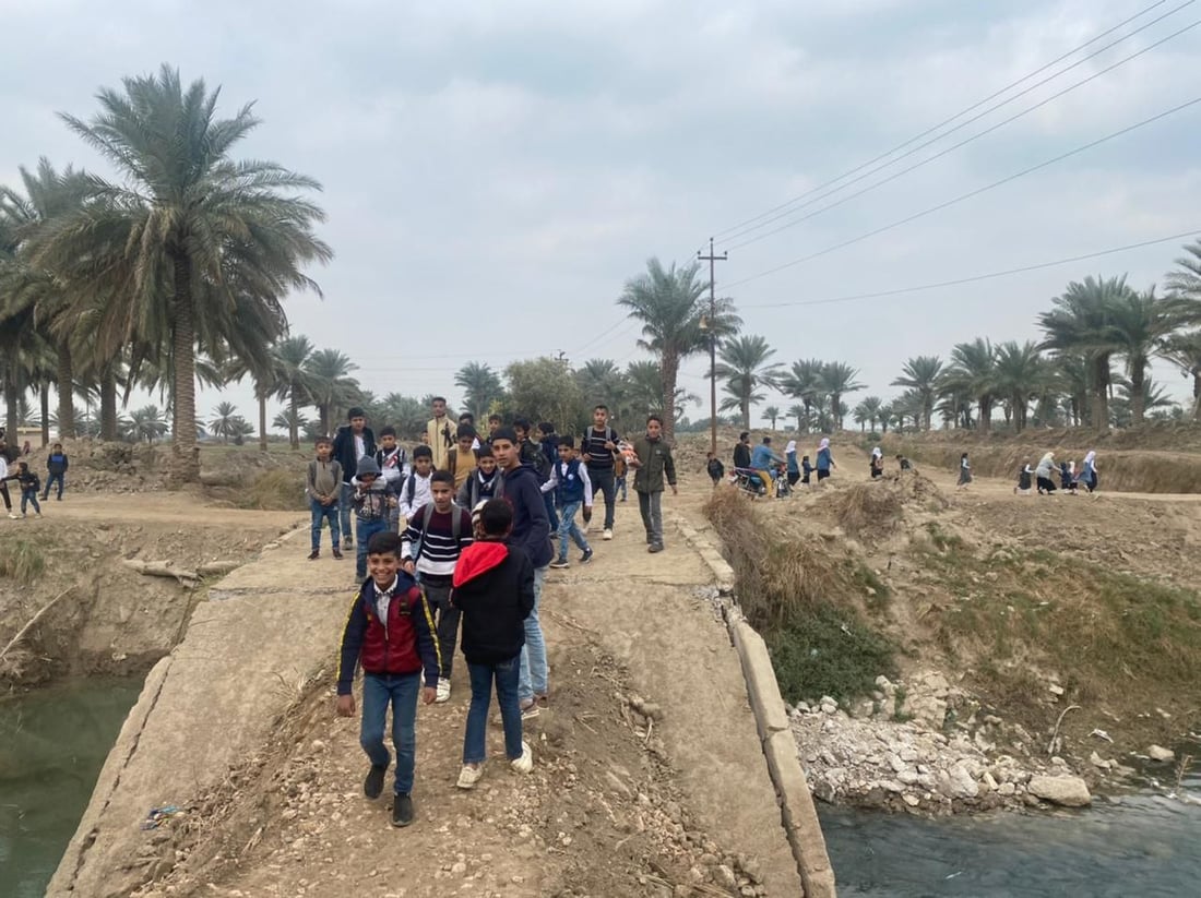 بابل: انهيار في جسر الخميسية يمنح 1600 طالب عطلة ويقطع المؤن (صور)