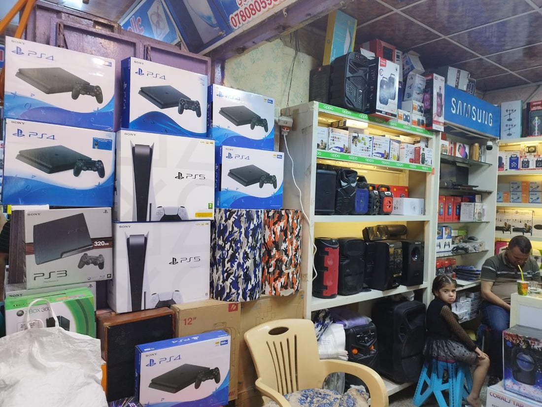 صور: ارتفاع مبيعات “PlayStation” في الحلة.. موسم الألعاب بدأ ولا حيلة للآباء