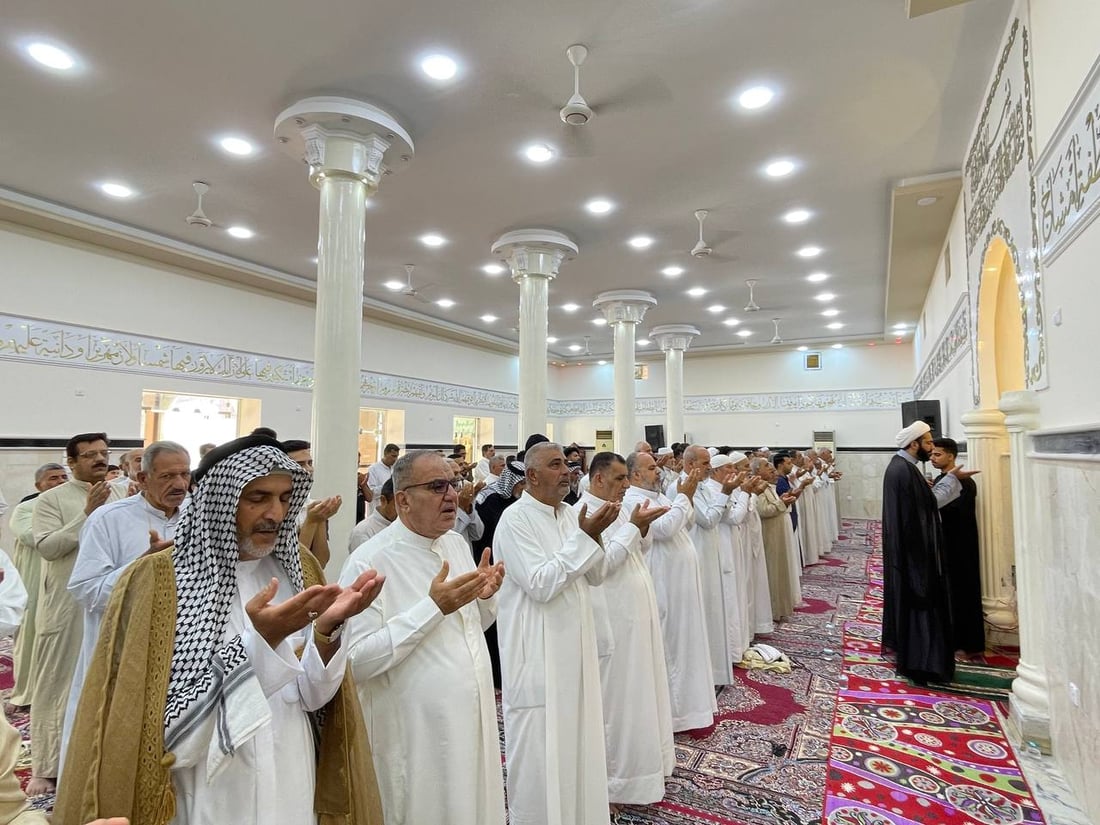 أول صلاة عيد بعد ترميم مسجد القرنة.. الإمام دعا إلى “التمسك بالمرجعية” (صور)