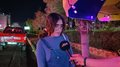 خاتوونێکی گەنجە و لە عەنکاوە بە سەرما و گەرما كار دەكات