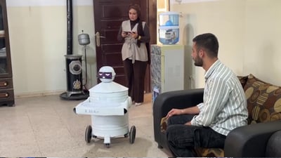 لە قامیشلۆ؛ کچە خوێندکارێک رۆبۆتێکی بۆ پێشکەشکردنی خواردن دروستکرد