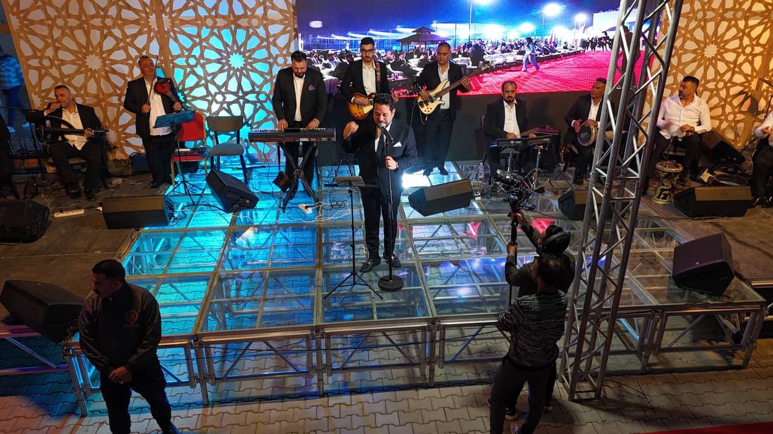 صور من ليلة البصرة الصاخبة: حاتم العراقي يغني روائعه للطلبة