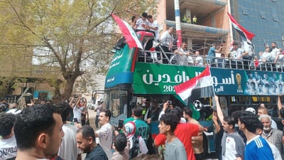 “الكال ما نصعد صعدنا”.. أسود الرافدين يجوبون بغداد بالهوسات والرقص