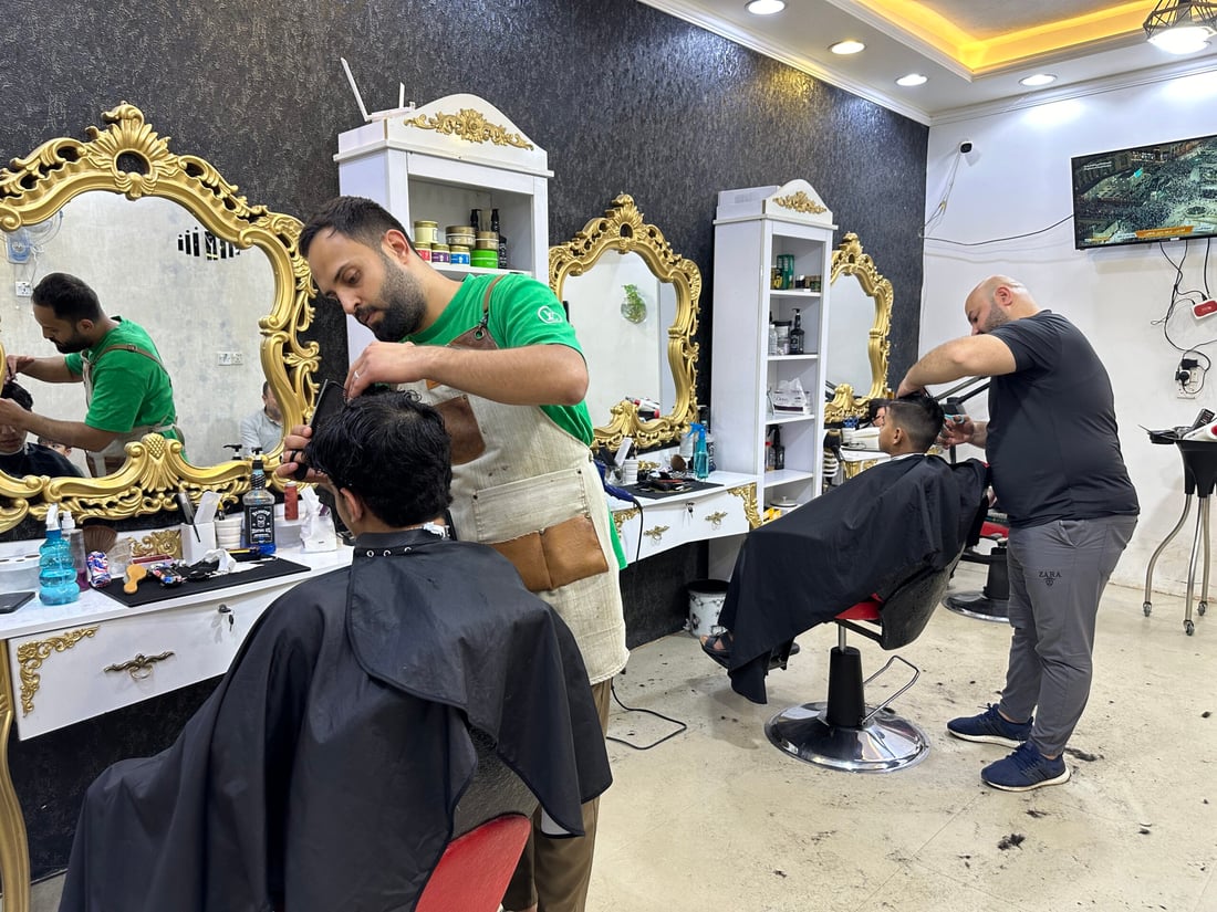 الحجز على الحلاقين بدأ قبل أسبوع.. “حديثة” تجهزت للعيد بنظام يمنع الزحام ونجحت