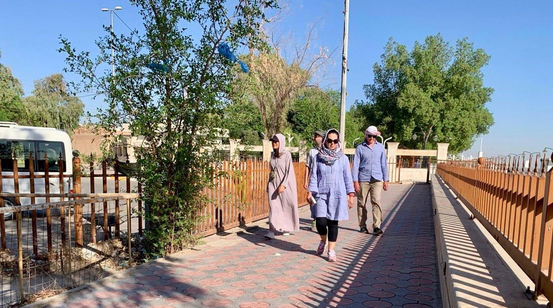 صور: إيطاليات في البصرة وبلغاريات يتأملن شجرة آدم.. انتهى الحر