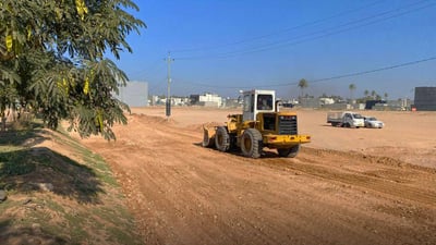 خێرخوازێک جادەی کۆرنیشی خانەقین چاک دەکات