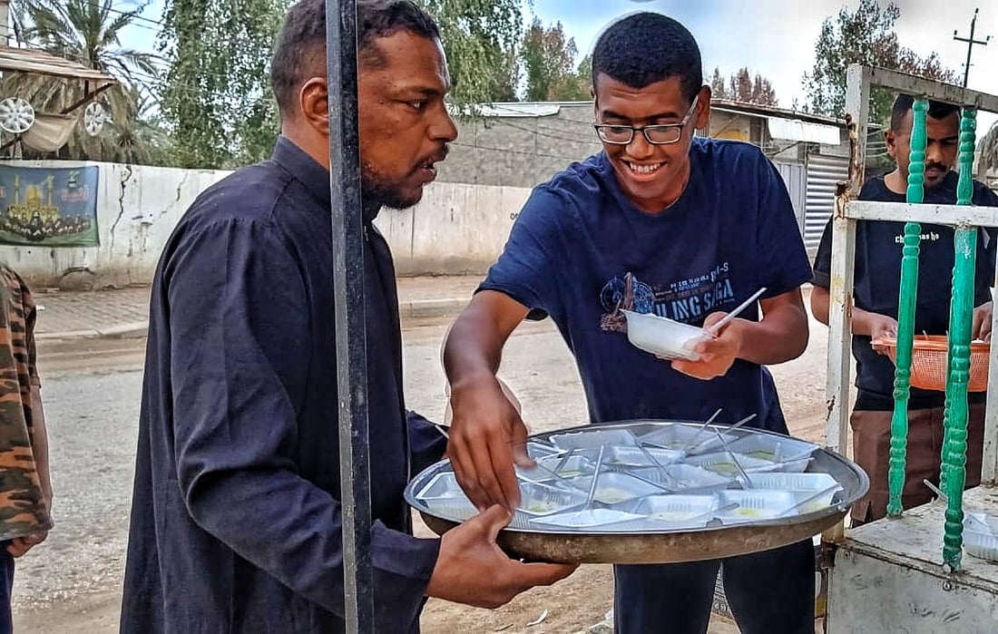 صور: غماس قرأت زيارة الحسين ووزعت “البحت” بعد صلاة العيد
