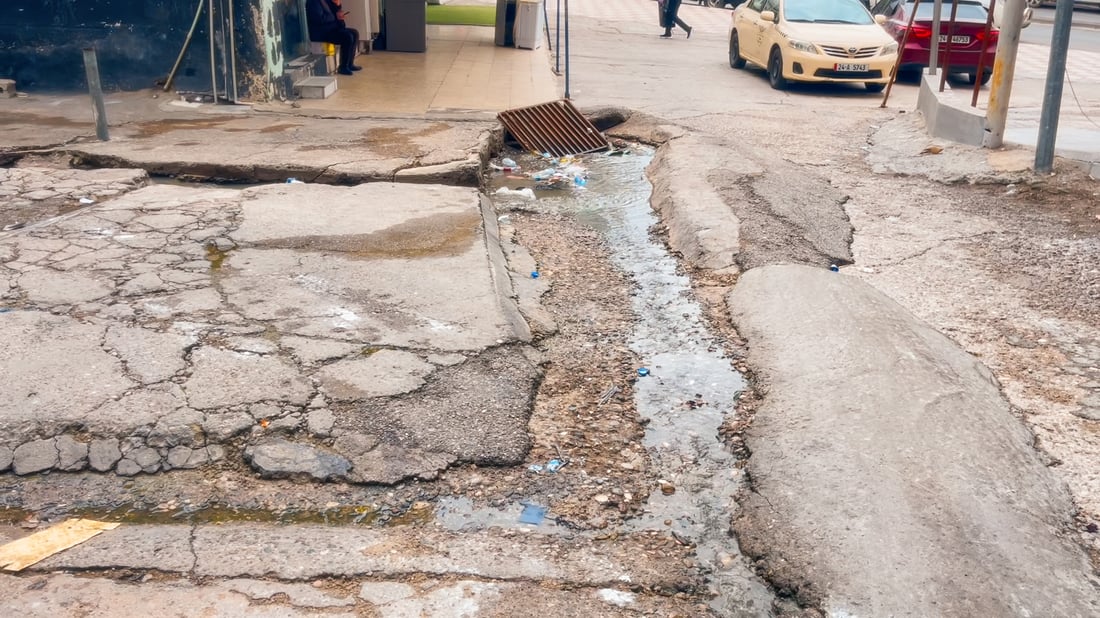 هەرچی چڵکاو و ئاوەڕۆی گەڕەکی گەلیی دهۆک لە کۆڵانێک کۆدەبێتەوە