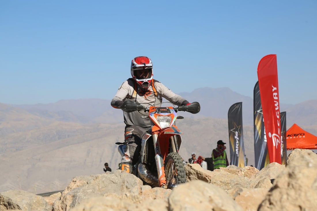 صور مبهرة من سباق الدراجات النارية على منحدرات جبل كورك الوعرة