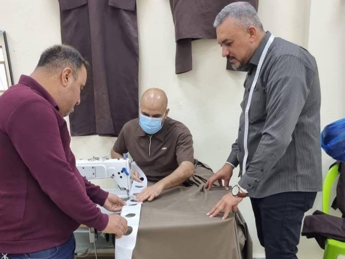 صور: سجناء النجف يصنعون الملابس والستائر والكراسي لدور الرعاية والأيتام