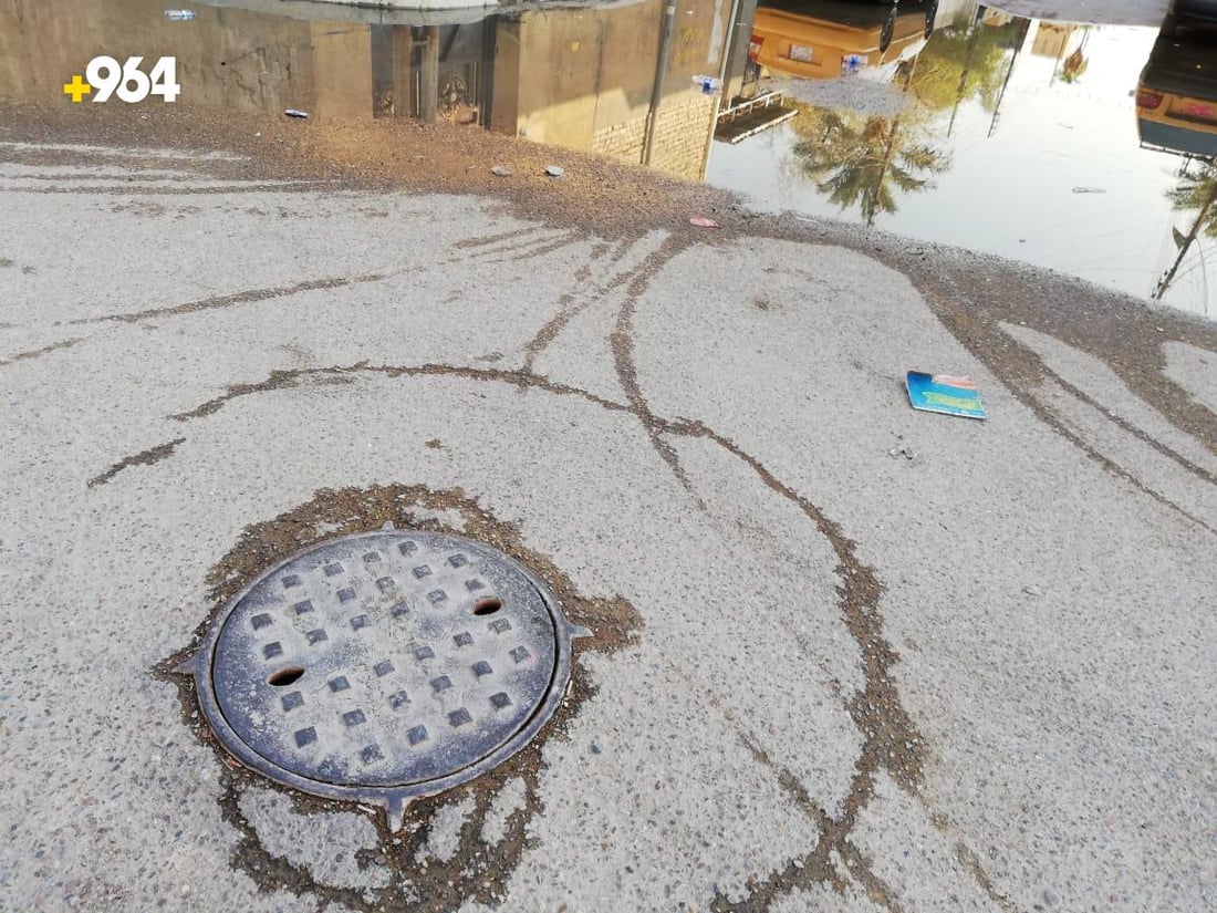 صور: “شهداء العبيدي” غارقة شتاءً وصيفاً.. أغطية المجاري تسرق والقمامة ترمى فيها