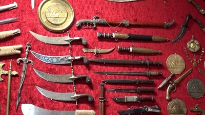 أسلحة عثمانية وأنتيكات نادرة.. شاب من “بلد” يحوّل منزله إلى متحف (فيديو)