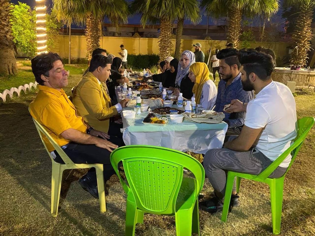 صور: تهاني العيد تصل مبكراً إلى دار المسنين في الكوت.. شعر وعزف للأيام الخوالي