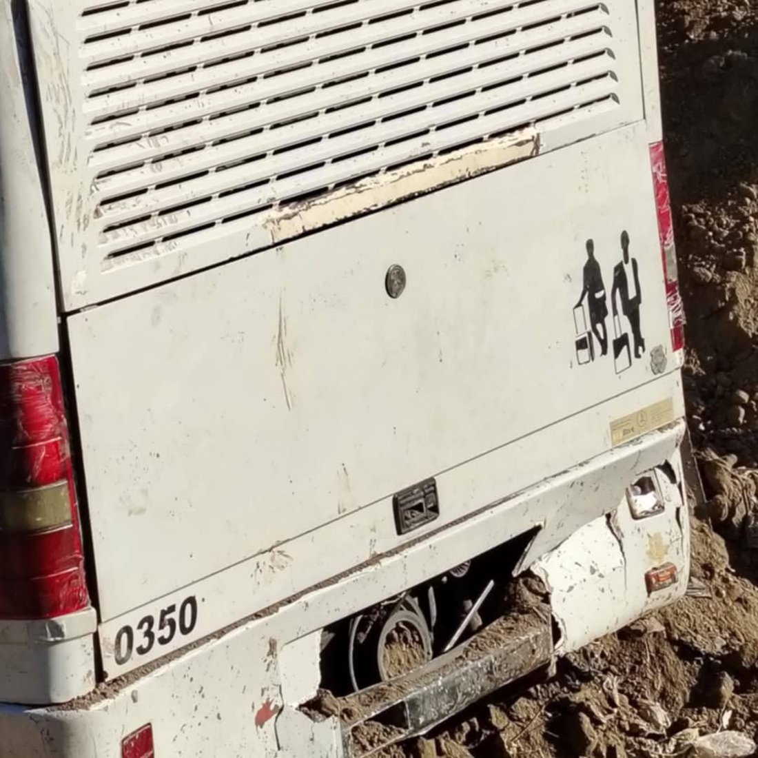 صور: عشرات الضحايا في اصطدام باص للزوار بسيارة طلبة على طريق الديوانية النجف