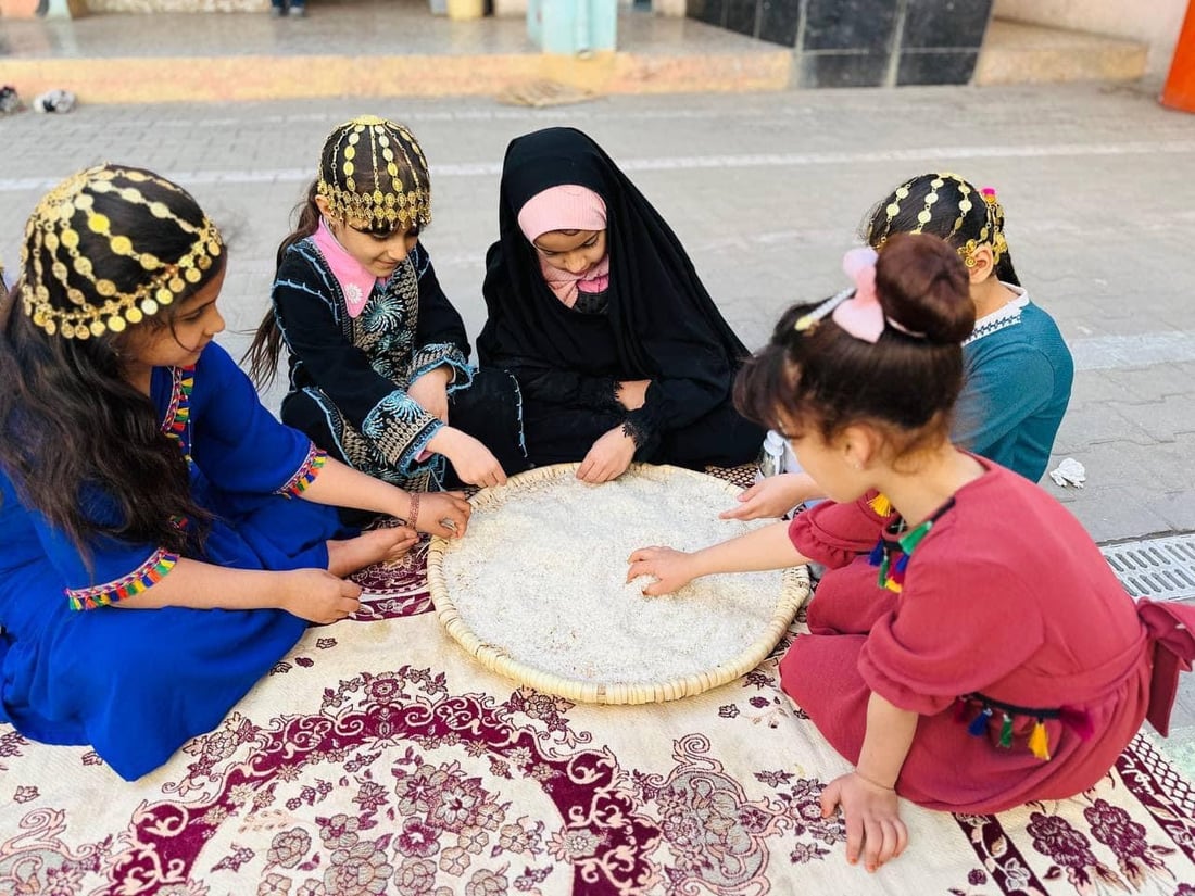 المشخاب تحيي طقوس “الماجينا” نهاراً.. الأطفال تبادلوا الحلوى بملابس براقة (صور)