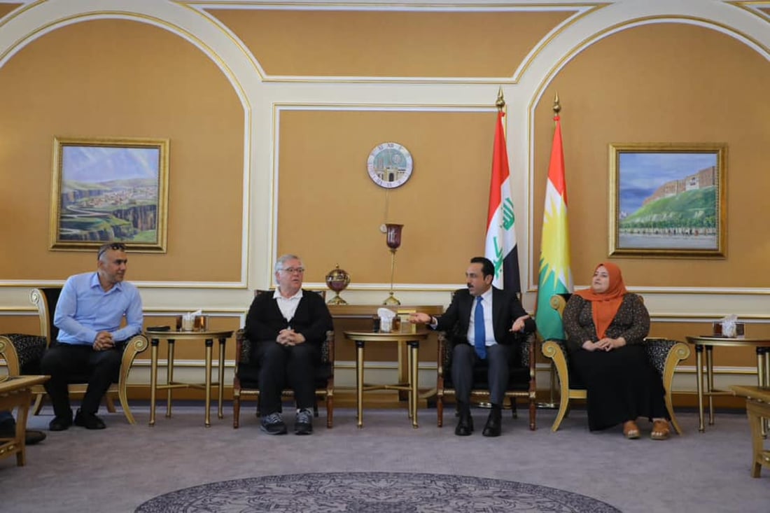 شاندەكەی ئەمریكا لەگەڵ ئومێد خۆشناو. وێنە: سۆشیاڵ میدیا